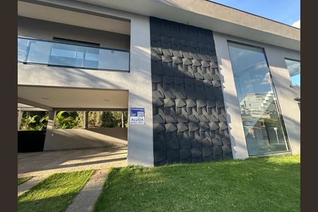 Casa de condomínio para alugar com 400m², 4 quartos e 2 vagas Casa de condomínio para alugar com 400m², 4 quartos e 2 vagasFachada