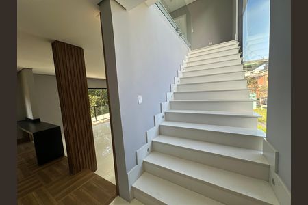 Casa de condomínio para alugar com 400m², 4 quartos e 2 vagas Casa de condomínio para alugar com 400m², 4 quartos e 2 vagasEscada