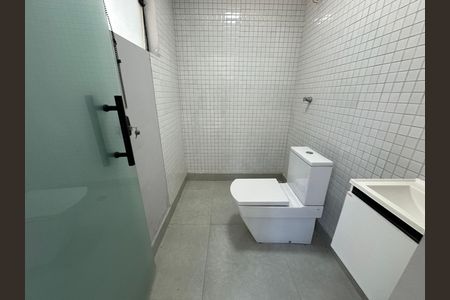 Casa de condomínio para alugar com 400m², 4 quartos e 2 vagas Casa de condomínio para alugar com 400m², 4 quartos e 2 vagasBanheiro 2