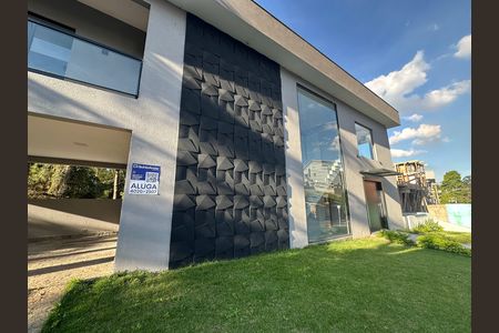 Casa de condomínio para alugar com 400m², 4 quartos e 2 vagas Casa de condomínio para alugar com 400m², 4 quartos e 2 vagasFachada