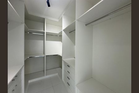 Casa de condomínio para alugar com 400m², 4 quartos e 2 vagas Casa de condomínio para alugar com 400m², 4 quartos e 2 vagasCloset da suíte 1