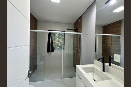 Casa de condomínio para alugar com 400m², 4 quartos e 2 vagas Casa de condomínio para alugar com 400m², 4 quartos e 2 vagasBanheiro da Suíte 1