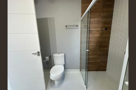 Casa de condomínio para alugar com 400m², 4 quartos e 2 vagas Casa de condomínio para alugar com 400m², 4 quartos e 2 vagasBanheiro da Suíte 1