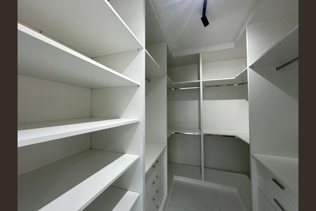 Casa de condomínio para alugar com 400m², 4 quartos e 2 vagas Casa de condomínio para alugar com 400m², 4 quartos e 2 vagasCloset da suíte 1