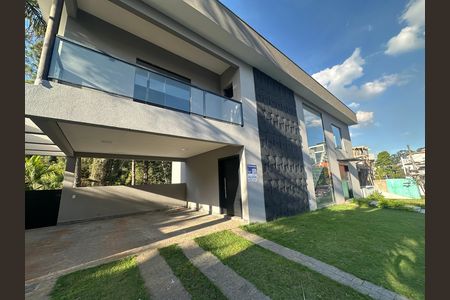 Casa de condomínio para alugar com 400m², 4 quartos e 2 vagas Casa de condomínio para alugar com 400m², 4 quartos e 2 vagasFachada