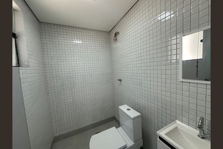 Casa de condomínio para alugar com 400m², 4 quartos e 2 vagas Casa de condomínio para alugar com 400m², 4 quartos e 2 vagasBanheiro 2