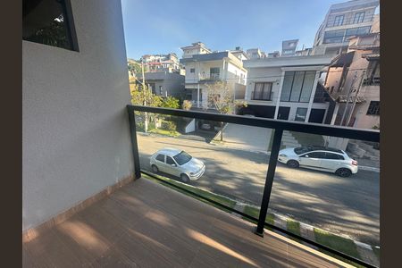Casa de condomínio para alugar com 400m², 4 quartos e 2 vagas Casa de condomínio para alugar com 400m², 4 quartos e 2 vagasVaranda
