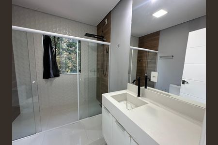 Casa de condomínio para alugar com 400m², 4 quartos e 2 vagas Casa de condomínio para alugar com 400m², 4 quartos e 2 vagasBanheiro da Suíte 1