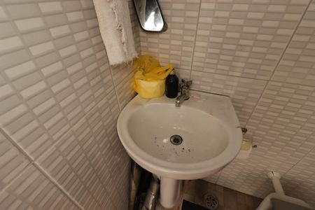 Banheiro de Serviço da Casa 2 - Pia de casa à venda com 4 quartos, 200m² em Vila Floresta, Santo André