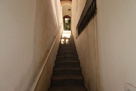 Casa à venda com 168m², 3 quartos e 2 vagasEscada da entrada