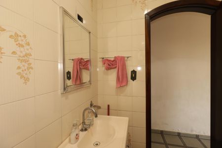 Casa à venda com 168m², 3 quartos e 2 vagasBanheiro do piso inferior