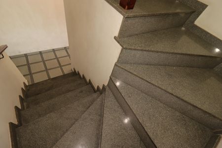Casa à venda com 168m², 3 quartos e 2 vagasEscada para o piso superior