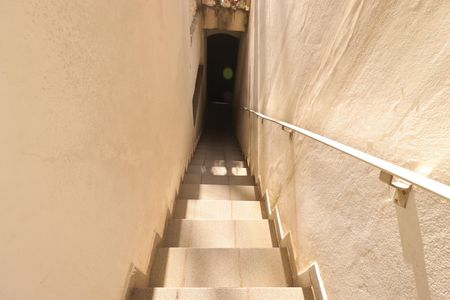 Casa à venda com 168m², 3 quartos e 2 vagasEscada da entrada