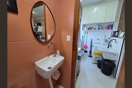 Banheiro de serviço de apartamento para alugar com 2 quartos, 74m² em Guilhermina, Praia Grande