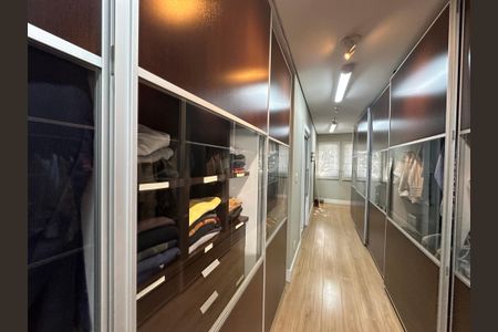Casa de condomínio à venda com 1200m², 6 quartos e 7 vagasCloset da suíte 2