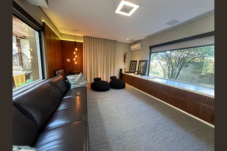 Casa de condomínio à venda com 1200m², 6 quartos e 7 vagasSala de TV