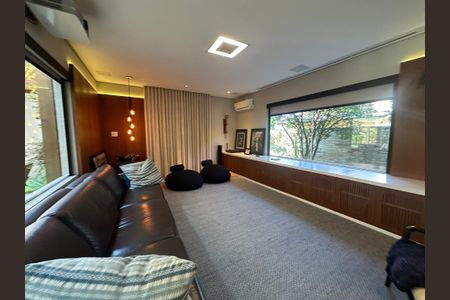Casa de condomínio à venda com 1200m², 6 quartos e 7 vagasSala de TV