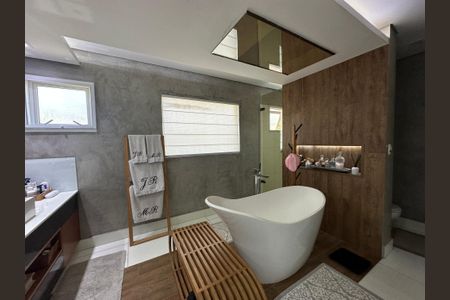 Casa de condomínio à venda com 1200m², 6 quartos e 7 vagasBanheiro da Suíte 2