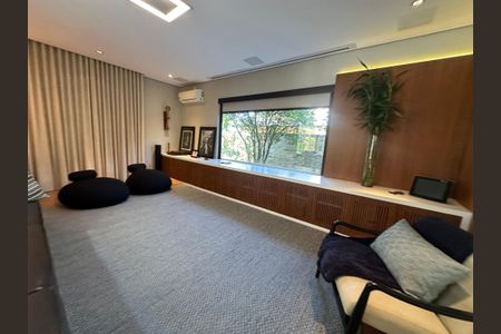 Casa de condomínio à venda com 1200m², 6 quartos e 7 vagasSala de TV