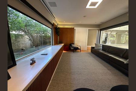 Casa de condomínio à venda com 1200m², 6 quartos e 7 vagasSala de TV