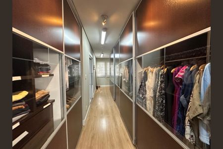 Casa de condomínio à venda com 1200m², 6 quartos e 7 vagasCloset da suíte 2