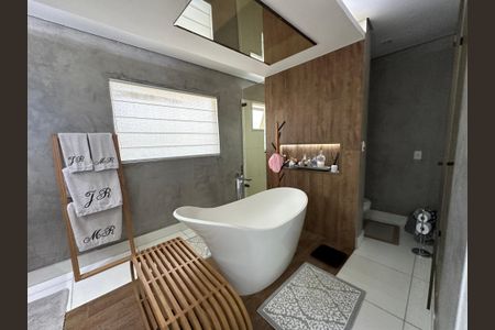 Casa de condomínio à venda com 1200m², 6 quartos e 7 vagasBanheiro da Suíte 2
