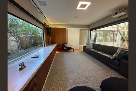 Casa de condomínio à venda com 1200m², 6 quartos e 7 vagasSala de TV