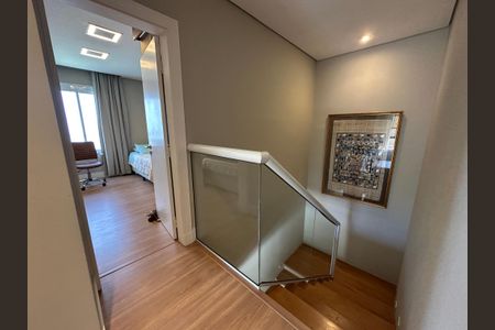 Casa de condomínio à venda com 1200m², 6 quartos e 7 vagasEscada