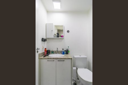 Banheiro de apartamento à venda com 1 quarto, 49m² em Empresarial 18 do Forte, Barueri