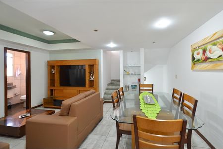 Casa à venda com 219m², 3 quartos e 2 vagasSala Ambientes