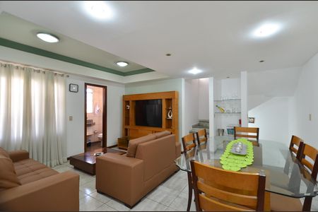 Casa à venda com 219m², 3 quartos e 2 vagasSala Ambientes