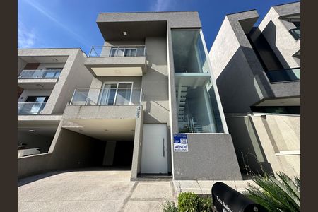 Casa de condomínio à venda com 252m², 5 quartos e 4 vagas Casa de condomínio à venda com 252m², 5 quartos e 4 vagasFachada