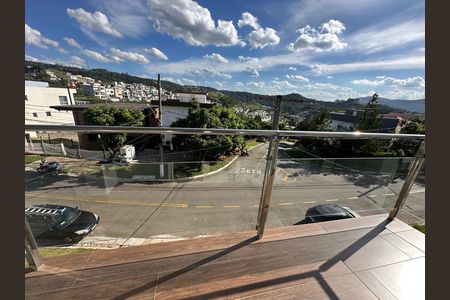 Casa de condomínio à venda com 252m², 5 quartos e 4 vagas Casa de condomínio à venda com 252m², 5 quartos e 4 vagasVaranda
