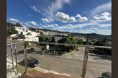 Casa de condomínio à venda com 252m², 5 quartos e 4 vagas Casa de condomínio à venda com 252m², 5 quartos e 4 vagasVaranda