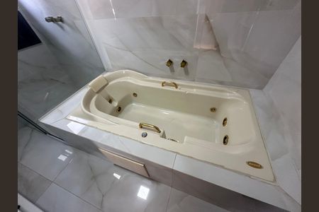 Casa de condomínio à venda com 252m², 5 quartos e 4 vagas Casa de condomínio à venda com 252m², 5 quartos e 4 vagasBanheiro da Suíte 1