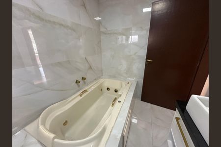 Casa de condomínio à venda com 252m², 5 quartos e 4 vagas Casa de condomínio à venda com 252m², 5 quartos e 4 vagasBanheiro da Suíte 1