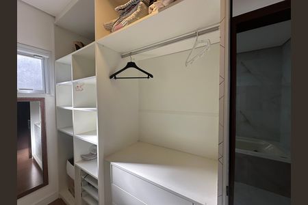 Casa de condomínio à venda com 252m², 5 quartos e 4 vagas Casa de condomínio à venda com 252m², 5 quartos e 4 vagasCloset da suíte 1