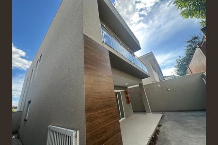 Casa de condomínio à venda com 252m², 5 quartos e 4 vagas Casa de condomínio à venda com 252m², 5 quartos e 4 vagasQuintal
