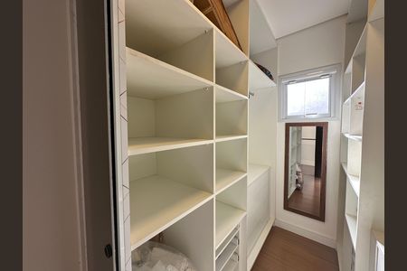 Casa de condomínio à venda com 252m², 5 quartos e 4 vagas Casa de condomínio à venda com 252m², 5 quartos e 4 vagasCloset da suíte 1