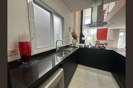 Casa de condomínio à venda com 252m², 5 quartos e 4 vagas Casa de condomínio à venda com 252m², 5 quartos e 4 vagasCozinha