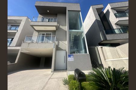 Casa de condomínio à venda com 252m², 5 quartos e 4 vagas Casa de condomínio à venda com 252m², 5 quartos e 4 vagasFachada