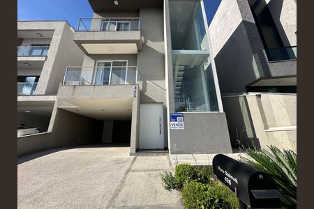 Casa de condomínio à venda com 252m², 5 quartos e 4 vagas Casa de condomínio à venda com 252m², 5 quartos e 4 vagasFachada