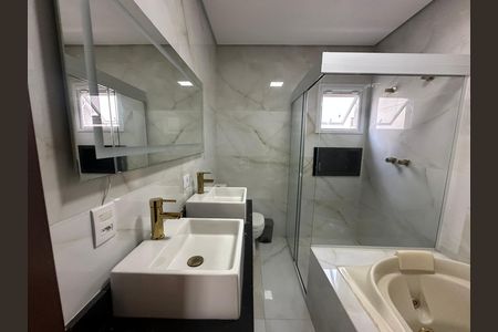 Casa de condomínio à venda com 252m², 5 quartos e 4 vagas Casa de condomínio à venda com 252m², 5 quartos e 4 vagasBanheiro da Suíte 1