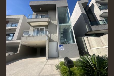 Casa de condomínio à venda com 252m², 5 quartos e 4 vagas Casa de condomínio à venda com 252m², 5 quartos e 4 vagasFachada