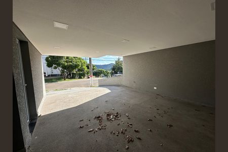 Casa de condomínio à venda com 252m², 5 quartos e 4 vagas Casa de condomínio à venda com 252m², 5 quartos e 4 vagasGaragem