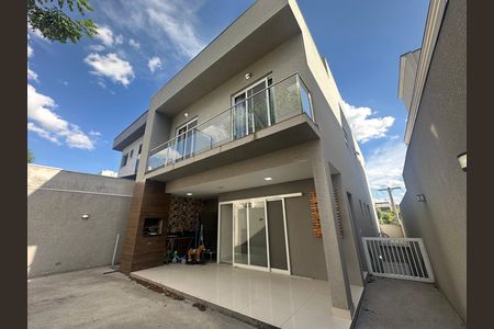 Casa de condomínio à venda com 252m², 5 quartos e 4 vagas Casa de condomínio à venda com 252m², 5 quartos e 4 vagasQuintal