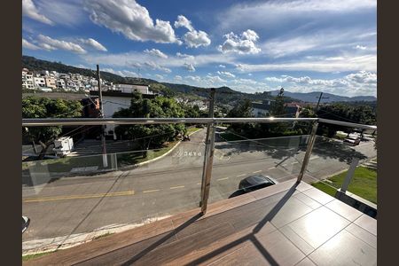 Casa de condomínio à venda com 252m², 5 quartos e 4 vagas Casa de condomínio à venda com 252m², 5 quartos e 4 vagasVaranda