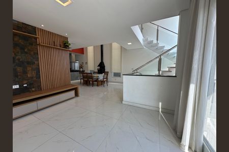 Casa de condomínio à venda com 252m², 5 quartos e 4 vagas Casa de condomínio à venda com 252m², 5 quartos e 4 vagasSala