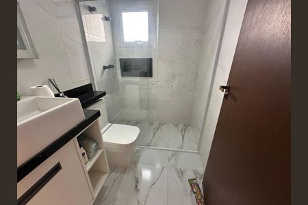 Casa de condomínio à venda com 252m², 5 quartos e 4 vagas Casa de condomínio à venda com 252m², 5 quartos e 4 vagasBanheiro social