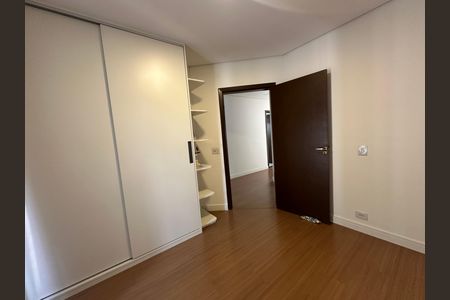 Casa de condomínio à venda com 252m², 5 quartos e 4 vagas Casa de condomínio à venda com 252m², 5 quartos e 4 vagasQuarto 2